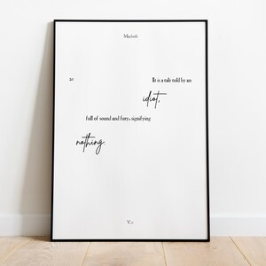 Puede incluir: Impresión artística enmarcada con una cita de Macbeth: "It is a tale told by an idiot, full of sound and fury, signifying nothing." El texto, en fuente manuscrita, sobre fondo blanco.