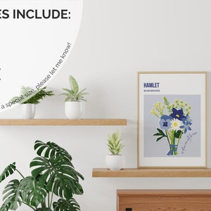 Puede incluir: Una impresi&oacute;n enmarcada de un ramo de flores con el t&iacute;tulo "HAMLET" y el texto "William Shakespeare" en un marco azul claro en un estante de madera con dos plantas en maceta. El texto "SIZES INCLUDE:" se enumera con varios tama&ntilde;os en pulgadas. El texto "If you need a special size, please let me know!" tambi&eacute;n est&aacute; incluido.