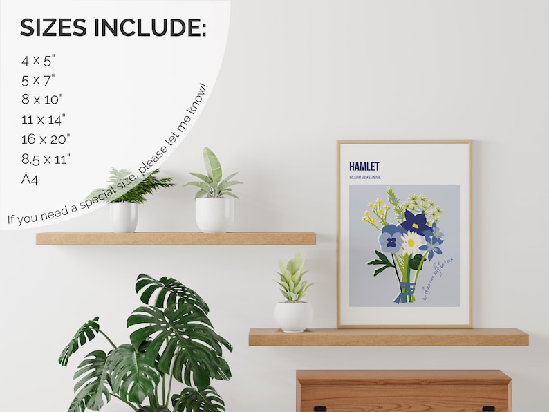 Puede incluir: Una impresi&oacute;n enmarcada de un ramo de flores con el t&iacute;tulo "HAMLET" y el texto "William Shakespeare" en un marco azul claro en un estante de madera con dos plantas en maceta. El texto "SIZES INCLUDE:" se enumera con varios tama&ntilde;os en pulgadas. El texto "If you need a special size, please let me know!" tambi&eacute;n est&aacute; incluido.