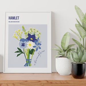 Puede incluir: Una impresi&oacute;n enmarcada con un fondo azul claro que presenta un ramo de flores azules y amarillas con el texto "HAMLET" y "WILLIAM SHAKESPEARE" en la parte superior y el texto "to thine own self be true" en la parte inferior.