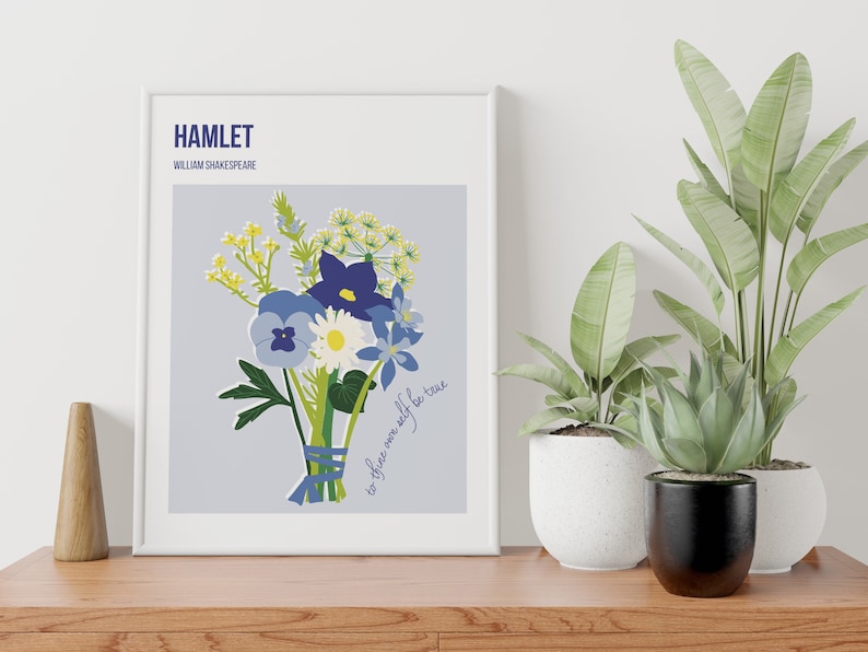 Puede incluir: Una impresi&oacute;n enmarcada con un fondo azul claro que presenta un ramo de flores azules y amarillas con el texto "HAMLET" y "WILLIAM SHAKESPEARE" en la parte superior y el texto "to thine own self be true" en la parte inferior.