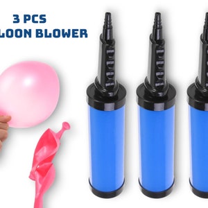 Peut inclure: Trois gonfleurs à ballons bleus avec des embouts noirs et une buse noire. Les gonfleurs sont en plastique et ont une action de pompage. Le texte "3 PCS BALLOON BLOWER" est visible en haut de l'image.