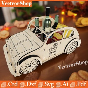 Op de afbeelding: Een houten auto-vormige wijn- en snackhouder met zwarte accenten. De houder bevat wijnflessen, bierflessen en een zak chips. De tekst "Corona Para el Mejor Papa" is zichtbaar op de zijkant.