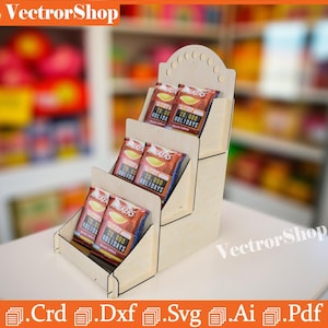 Op de afbeelding: Een houten displaystandaard met meerdere niveaus, met verschillende verpakkingen Walker's chips. De verpakkingen zijn rood en goudkleurig, met de tekst "20.000 HOLIDAYS". De standaard is gemaakt van lichtgekleurd hout en heeft een decoratieve bovenkant.