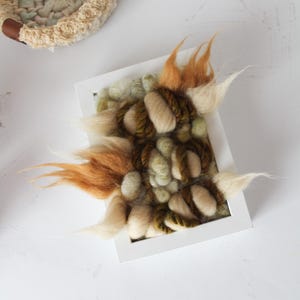 Oeuvre d&#39;art tissée encadrée | Tissage texturé sur cadre blanc - « That 70&#39;s Vibe »