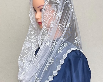 Elegant, very soft light and beautifully embroidered veil chapel veil with a sewn-in clip.
