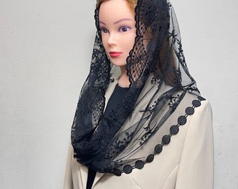 Elegant, very soft light and beautifully embroidered veil chapel veil with a sewn-in clip.