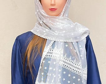 Elegant, very soft light and beautifully embroidered veil chapel veil with a sewn-in clip.