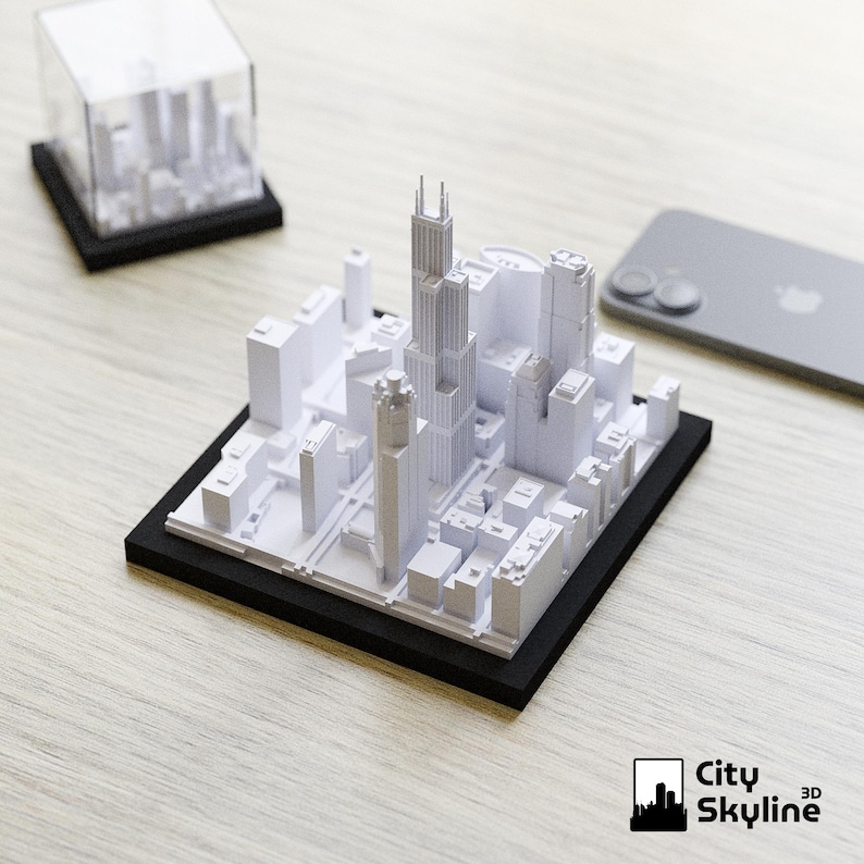 Puede incluir: Modelo 3D de un horizonte urbano, con edificios blancos sobre una base negra. El modelo presenta rascacielos y otras estructuras arquitect&oacute;nicas. Una versi&oacute;n en miniatura est&aacute; dentro de un cubo transparente. El logotipo de City Skyline 3D es visible.