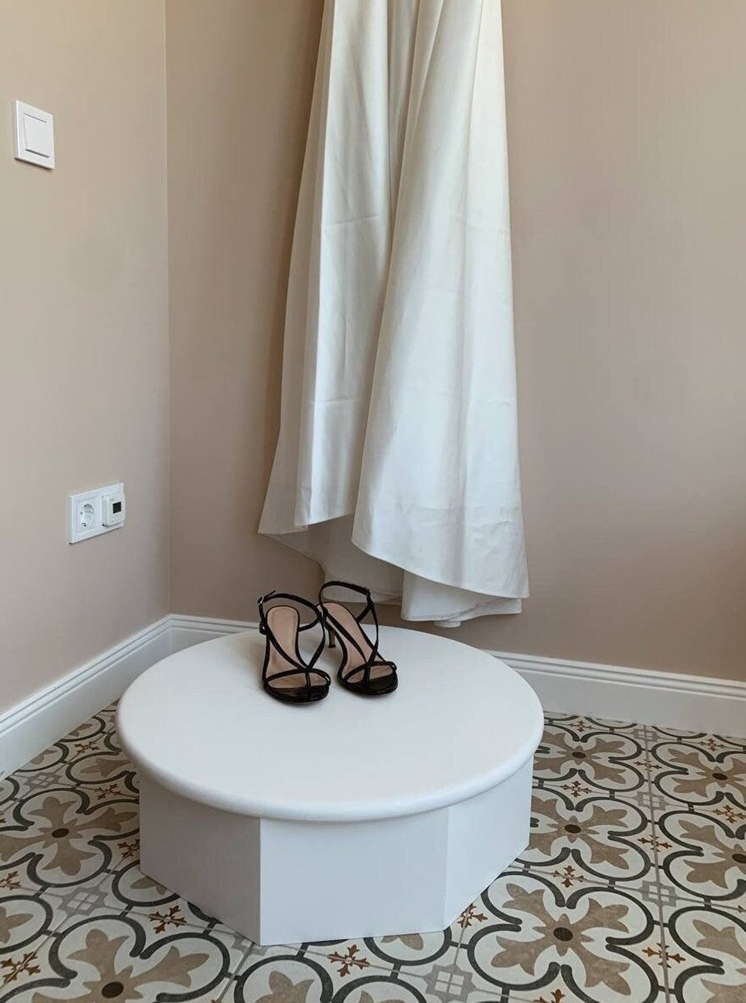 Alteration Fitting Platform, Wooden Bridal Riser, White Round Tailor ...