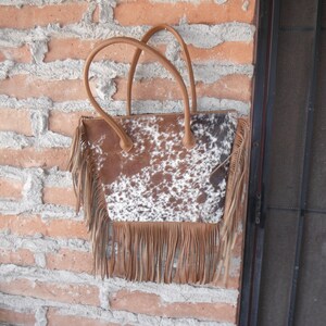 Bolso de mano de piel con pelo corto en la piel, marrón, marrón, blanco, con flecos, grande, espacioso, 2 correas, nuevo