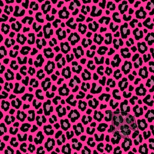 Könnte beinhalten: Ein sich wiederholendes Leopardenmuster mit einem leuchtend pinkfarbenen Hintergrund und schwarzen sowie gedämpften violetten Flecken. Das Design bedeckt die gesamte Fläche, und in der unteren rechten Ecke ist ein kleines, halbtransparentes Wasserzeichen-Logo zu sehen.
