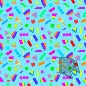 Op de afbeelding: Een naadloos patroon met een retro 80s-esthetiek met een verscheidenheid aan geometrische vormen in felle kleuren zoals roze, blauw, groen, geel, oranje en rood op een lichtblauwe achtergrond.