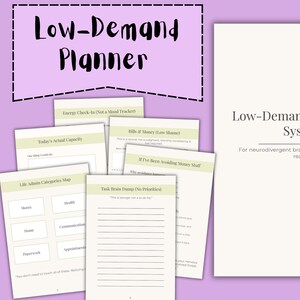 Puede incluir: Un planificador con el texto "Low-Demand Planner" y "Low-Demand Life Admin System". El planificador incluye páginas para controles de energía, capacidad y gestión de tareas. La combinación de colores es suave con un fondo lavanda.