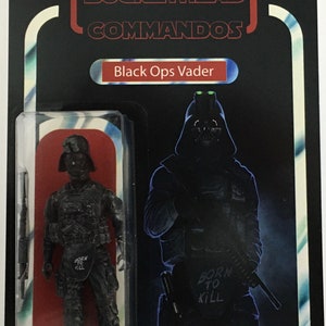 Puede incluir: Una figura de acción en blanco y negro de Darth Vader con un uniforme de operaciones especiales y una visera verde. La figura sostiene un arma y tiene un parche que dice "Nacido para matar". La figura está empaquetada en una caja negra y roja con las palabras "Buckethead Commandos" y "Black Ops Vader" en ella.