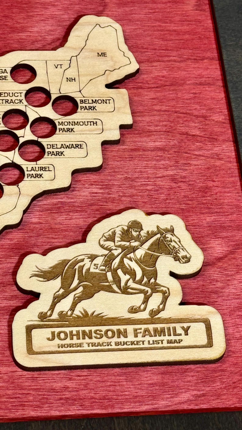 K&ouml;nnte beinhalten: Holz-Pferderennkarte mit einem Ausschnitt eines Pferdes und Jockeys sowie einer Karte des Nordostens der Vereinigten Staaten. Der Text "JOHNSON FAMILY HORSE TRACK BUCKET LIST MAP" wird unten angezeigt.