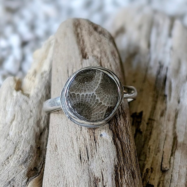 Small Petoskey stone solitaire ring, set in sterling silver. Size 7 1/4