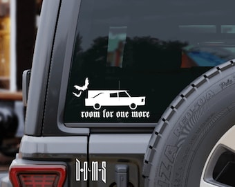 Puede incluir: Una pegatina de vinilo blanco para la ventana de un coche. La pegatina muestra un coche fúnebre con murciélagos volando a su alrededor. El texto debajo del coche fúnebre dice "room for one more".