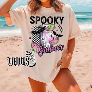 Puede incluir: Camiseta de color crema con un dise&ntilde;o gr&aacute;fico con tem&aacute;tica de verano espeluznante. El dise&ntilde;o incluye un c&oacute;ctel con caras de calaveras, rodajas de sand&iacute;a, murci&eacute;lagos y las palabras "Spooky Summer". La camiseta tambi&eacute;n tiene el texto "JOMS".