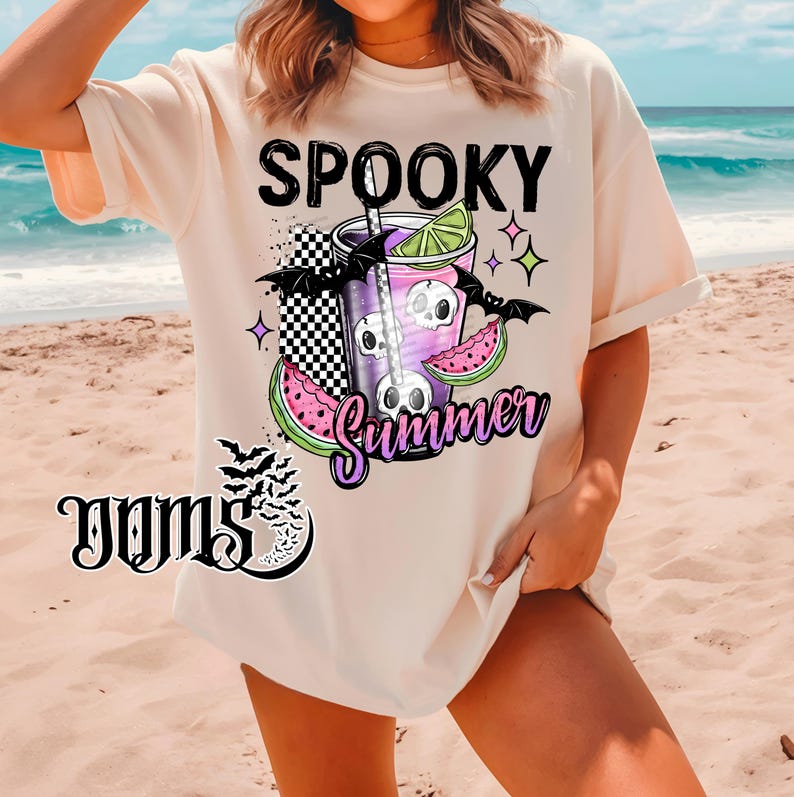 Puede incluir: Camiseta de color crema con un dise&ntilde;o gr&aacute;fico con tem&aacute;tica de verano espeluznante. El dise&ntilde;o incluye un c&oacute;ctel con caras de calaveras, rodajas de sand&iacute;a, murci&eacute;lagos y las palabras "Spooky Summer". La camiseta tambi&eacute;n tiene el texto "JOMS".