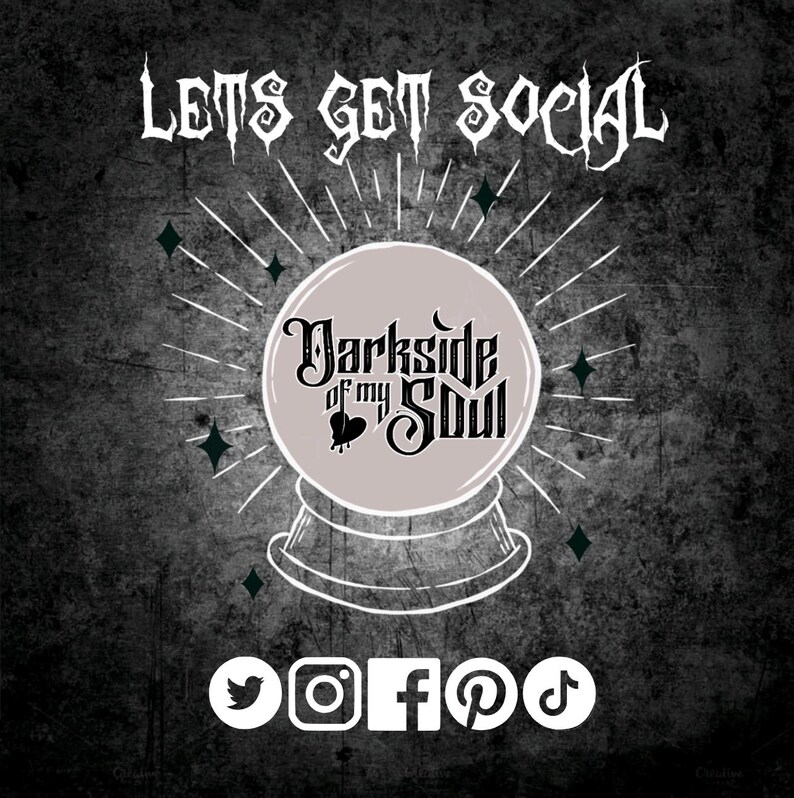 Pu&ograve; includere: Un'immagine in bianco e nero con uno sfondo grunge vintage. Il testo "Lets get social" &egrave; nella parte superiore dell'immagine. Una sfera di cristallo con il testo "Darkside of my Soul" &egrave; al centro dell'immagine. Le icone dei social media per Twitter, Instagram, Facebook, Pinterest e TikTok sono nella parte inferiore dell'immagine.