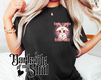 Op de afbeelding: Zwart T-shirt met een roze afbeelding van een cartoon-geit met de tekst "kinda psycho kinda cute" en de tekst "Darkside of my Soul" in een gotisch lettertype.