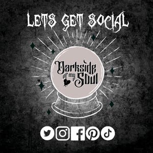 Puede incluir: Una imagen en blanco y negro con un fondo grunge vintage. El texto "Lets get social" est&aacute; en la parte superior de la imagen. Una bola de cristal con el texto "Darkside of my Soul" est&aacute; en el centro de la imagen. Los iconos de redes sociales para Twitter, Instagram, Facebook, Pinterest y TikTok est&aacute;n en la parte inferior de la imagen.