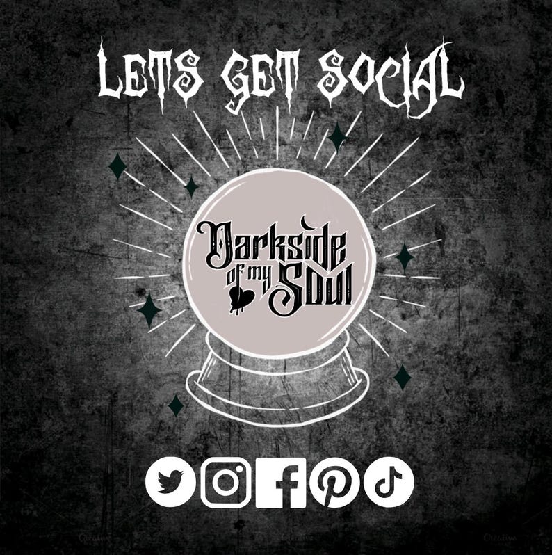 Puede incluir: Una imagen en blanco y negro con un fondo grunge vintage. El texto "Lets get social" est&aacute; en la parte superior de la imagen. Una bola de cristal con el texto "Darkside of my Soul" est&aacute; en el centro de la imagen. Los iconos de redes sociales para Twitter, Instagram, Facebook, Pinterest y TikTok est&aacute;n en la parte inferior de la imagen.