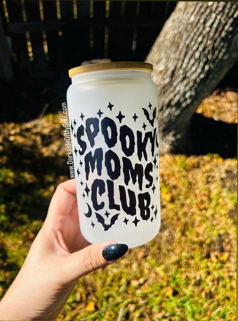 Vaso de vidrio esmerilado del Club de Mamás Espeluznantes, vaso de vidrio esmerilado espeluznante de 473 ml, mamá espeluznante, mamá gótica, tazas espeluznantes, artículos para bebidas espeluznantes imagen 2