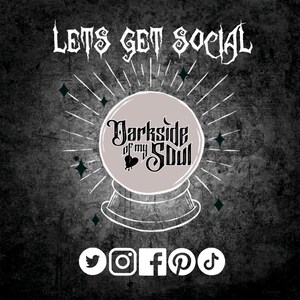 Puede incluir: Una imagen en blanco y negro con un fondo grunge vintage. El texto "Lets get social" est&aacute; en la parte superior de la imagen. Una bola de cristal con el texto "Darkside of my Soul" est&aacute; en el centro de la imagen. Los iconos de redes sociales para Twitter, Instagram, Facebook, Pinterest y TikTok est&aacute;n en la parte inferior de la imagen.