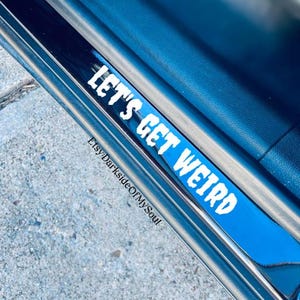 ¡Vamos a ser raros!, ¡súbete, perdedor!, calcomanías para autos, calcomanía para la puerta, ¡mantente raro!, calcomanía "mantente raro", ¡vamos, perdedor!, calcomanías espeluznantes para autos, calcomanías góticas