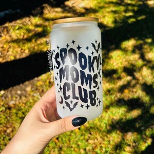 Vaso de vidrio esmerilado del Club de Mamás Espeluznantes, vaso de vidrio esmerilado espeluznante de 473 ml, mamá espeluznante, mamá gótica, tazas espeluznantes, artículos para bebidas espeluznantes imagen 1