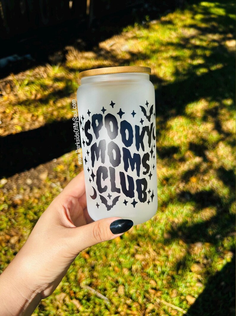 Vaso de vidrio esmerilado del Club de Mamás Espeluznantes, vaso de vidrio esmerilado espeluznante de 473 ml, mamá espeluznante, mamá gótica, tazas espeluznantes, artículos para bebidas espeluznantes imagen 1