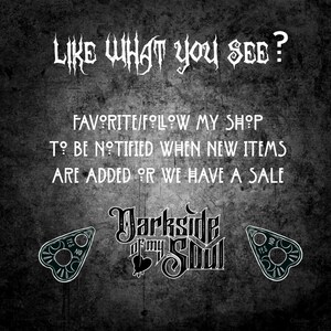 Puede incluir: Gr&aacute;fico en blanco y negro con el texto "Darkside of my Soul" y dos im&aacute;genes de planchette de Ouija en blanco y negro con las palabras "S&iacute;" y "No" en ellas. El texto "Like what you see? Favorite/Follow my shop to be notified when new items are added or we have a sale" tambi&eacute;n est&aacute; incluido.
