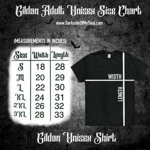 Peut inclure: Un t-shirt noir Gildan Unisexe avec un tableau des tailles. Le tableau indique les mesures en centim&egrave;tres pour les tailles S &agrave; 3XL, avec des largeurs de 45,7 &agrave; 71,1 cm et des longueurs de 71,1 &agrave; 83,8 cm. Le texte "Gildan Adult Unisex Size Chart" est en haut.