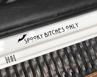 Spooky Bitch / Spooky Babe / Calcomanías Góticas / Accesorios para autos góticos / Decoración de automóviles góticos / Calcomanías para pasos de puerta / Accesorios para automóviles / Calcomanías de Halloween