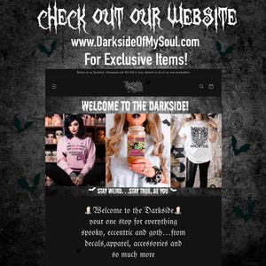 Pu&ograve; includere: Banner del sito web per Darkside Of My Soul, un negozio online che vende articoli gotici e inquietanti. Il banner presenta una donna che indossa una felpa rosa con un design di teschio e ossa incrociate, una donna che tiene un bicchiere con un design di teschio e ossa incrociate e una donna che indossa una maglietta bianca con un design di teschio e ossa incrociate. Il banner include anche il testo "Benvenuti nel lato oscuro!" e "Rimani strano...Rimani fedele, sii te stesso."