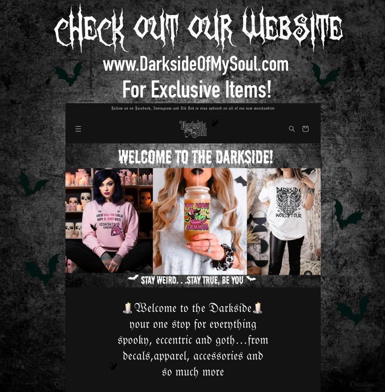 Pu&ograve; includere: Banner del sito web per Darkside Of My Soul, un negozio online che vende articoli gotici e inquietanti. Il banner presenta una donna che indossa una felpa rosa con un design di teschio e ossa incrociate, una donna che tiene un bicchiere con un design di teschio e ossa incrociate e una donna che indossa una maglietta bianca con un design di teschio e ossa incrociate. Il banner include anche il testo "Benvenuti nel lato oscuro!" e "Rimani strano...Rimani fedele, sii te stesso."