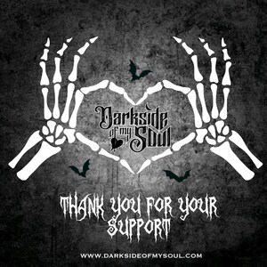Peut inclure: Deux mains squelettiques blanches formant un c&oelig;ur avec le texte "Darkside of my Soul" &agrave; l'int&eacute;rieur du c&oelig;ur. Le texte "Thank you for your support" est sous le c&oelig;ur. L'adresse du site Web "www.darksideofmysoul.com" est en bas de l'image.