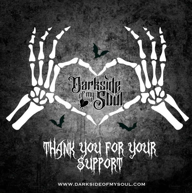 Peut inclure: Deux mains squelettiques blanches formant un c&oelig;ur avec le texte "Darkside of my Soul" &agrave; l'int&eacute;rieur du c&oelig;ur. Le texte "Thank you for your support" est sous le c&oelig;ur. L'adresse du site Web "www.darksideofmysoul.com" est en bas de l'image.