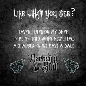 Puede incluir: Gr&aacute;fico en blanco y negro con el texto "Darkside of my Soul" y dos im&aacute;genes de planchette de Ouija en blanco y negro con las palabras "S&iacute;" y "No" en ellas. El texto "Like what you see? Favorite/Follow my shop to be notified when new items are added or we have a sale" tambi&eacute;n est&aacute; incluido.