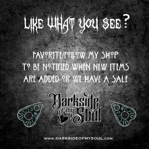 Peut inclure: Fond sombre et textur&eacute; avec du texte blanc indiquant "LIKE WHAT YOU SEE?" et des informations sur la boutique. Comprend un logo et deux mod&egrave;les de planchette avec "YES" et "NO". L'adresse du site Web est &eacute;galement incluse.