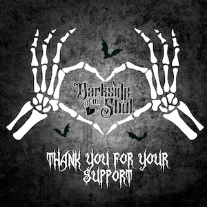 Puede incluir: Dos manos esquel&eacute;ticas blancas formando un coraz&oacute;n con el texto "Darkside of my Soul" en negro dentro del coraz&oacute;n. El texto "Thank you for your support" est&aacute; debajo del coraz&oacute;n en negro.