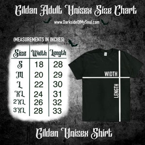 K&ouml;nnte beinhalten: Eine Gr&ouml;&szlig;entabelle f&uuml;r Gildan Unisex-T-Shirts f&uuml;r Erwachsene. Die Tabelle zeigt die Breite und L&auml;nge in Zoll f&uuml;r die Gr&ouml;&szlig;en S, M, L, XL, 2XL und 3XL. Die Tabelle befindet sich auf einem schwarzen Hintergrund mit wei&szlig;em Text.