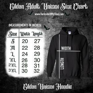 Peut inclure: Tableau des tailles du sweat &agrave; capuche unisexe Gildan noir avec mesures en centim&egrave;tres. Le tableau indique les tailles S &agrave; 3XL, avec une largeur allant de 50,8 &agrave; 76,2 cm et une longueur de 68,6 &agrave; 81,3 cm. Le site Web www.DarksideOfMySoul.com est visible.