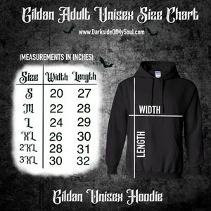 Pode incluir: Tabela de tamanhos de moletom unissex Gildan preto com medidas em polegadas. A tabela inclui tamanhos de S a 3XL, com as medidas de largura e comprimento correspondentes. O site DarksideOfMySoul.com tamb&eacute;m &eacute; exibido.