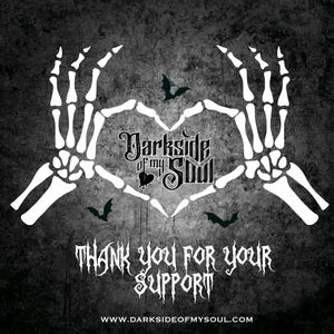 Peut inclure: Graphique gris fonc&eacute; avec des mains de squelette blanches formant un c&oelig;ur. Le texte "Darkside of my Soul" est au centre, avec des chauves-souris et les mots "Thank You For Your Support" en dessous. L'adresse du site web est en bas.