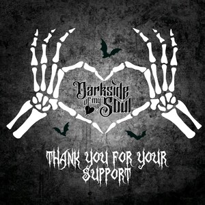 Pu&ograve; includere: Due mani scheletriche bianche che formano un cuore con il testo "Darkside of my Soul" in nero all'interno del cuore. Il testo "Thank you for your support" &egrave; sotto il cuore in nero.