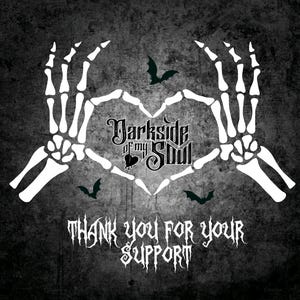 Puede incluir: Dos manos esquel&eacute;ticas blancas formando un coraz&oacute;n con el texto "Darkside of my Soul" en blanco y negro dentro del coraz&oacute;n. El texto "Thank you for your support" est&aacute; debajo del coraz&oacute;n en negro.