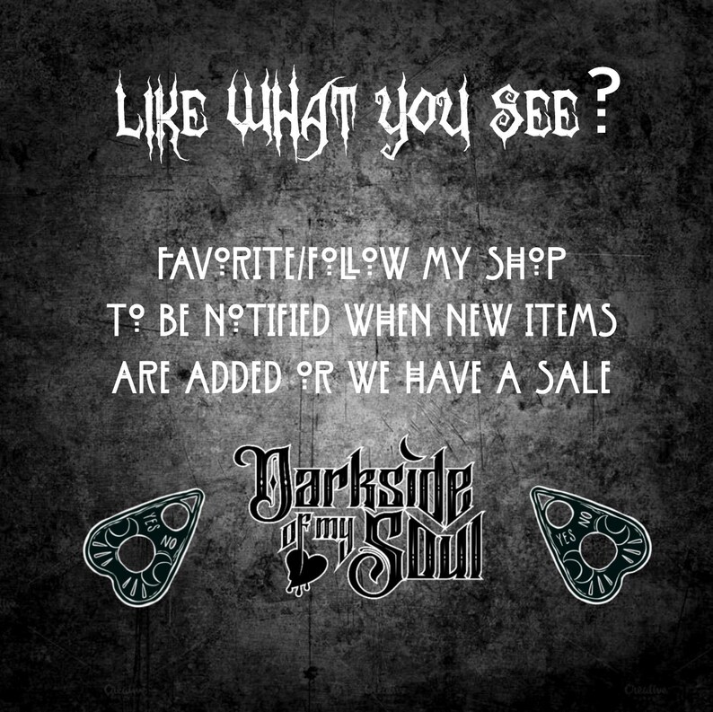 Pu&ograve; includere: Grafica in bianco e nero con il testo "Darkside of my Soul" e due immagini di planchette Ouija in bianco e nero con le parole "S&igrave;" e "No" su di esse. Il testo "Like what you see? Favorite/Follow my shop to be notified when new items are added or we have a sale" &egrave; anche incluso.